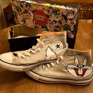 Like New Special Edition Looney Tunes High Top Converse- SIZE -9 US